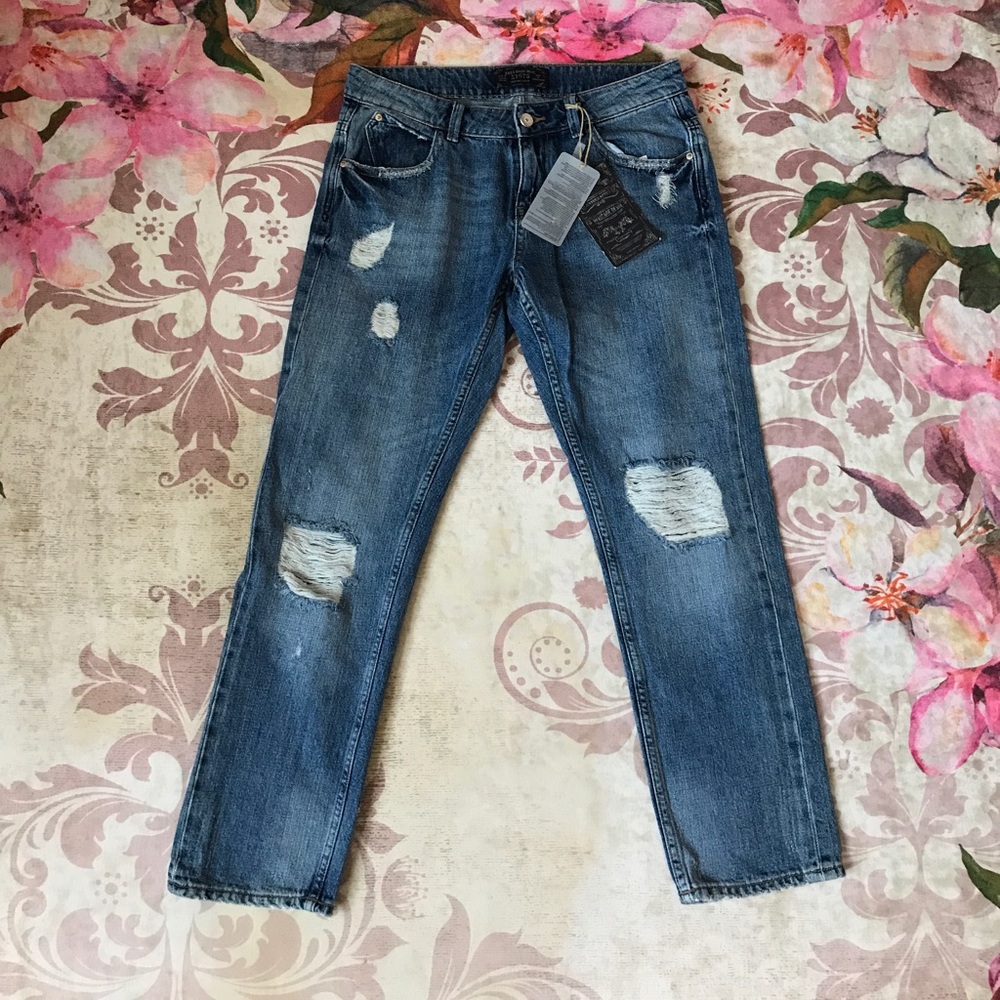 Ripped jeans, has never worn! With the tag on it.