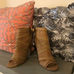 Super cute booties!