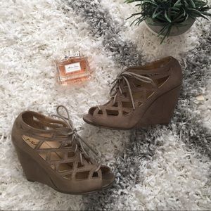 MIA wedge caged lace up sandal size 7 taupe