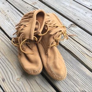 Minnetonka boots size 8