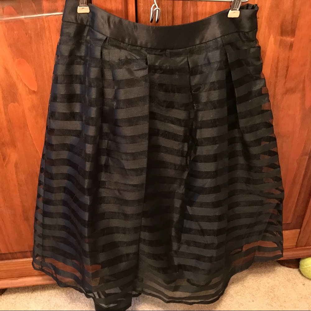 Cute skirt never been worn very flattering