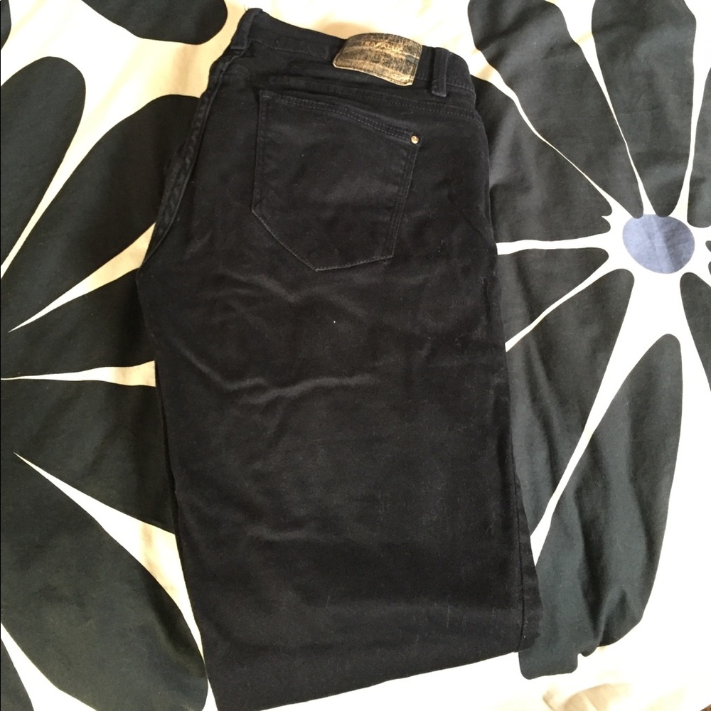 Black lose fitting jeans