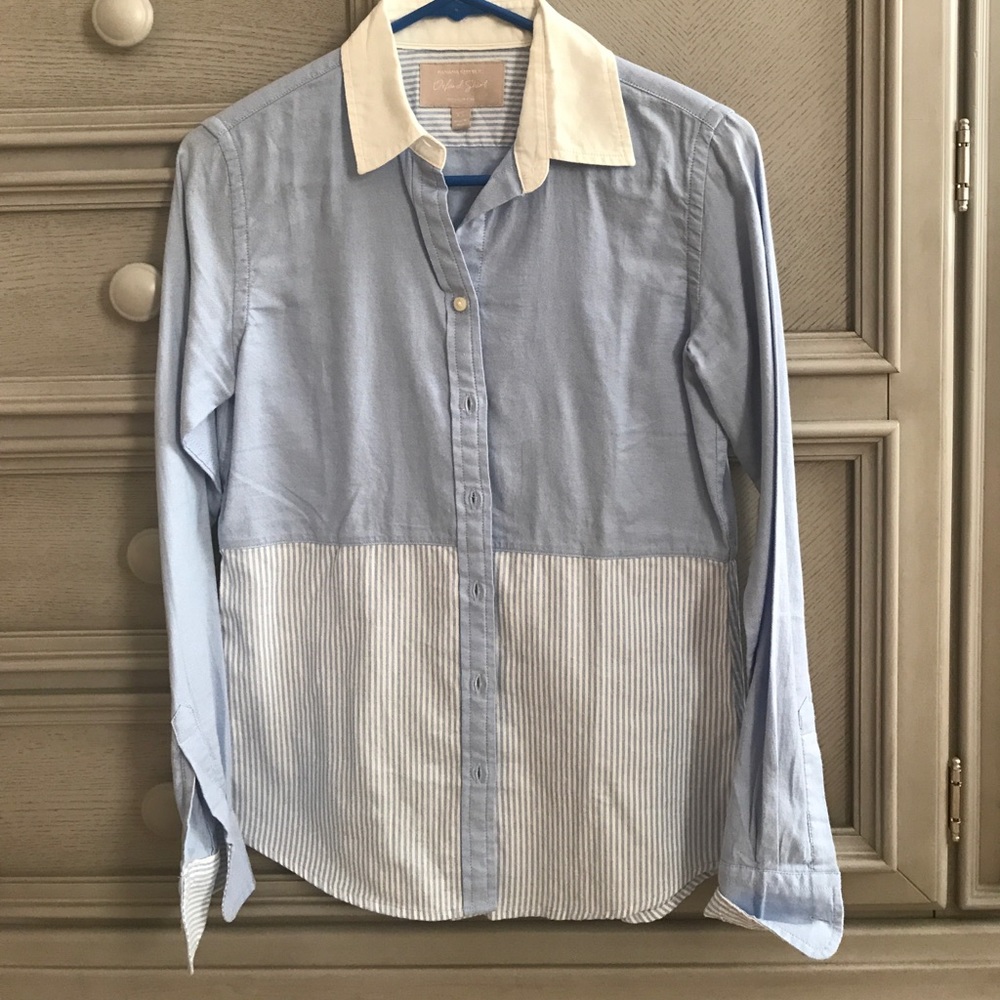 Banana Republic blue and white oxford shirt (xs)