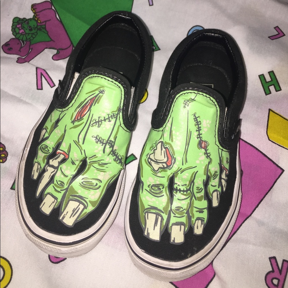 Monster feet vans ! 👻