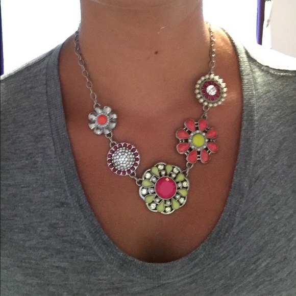 Beautiful Statment Necklace - Picture 2 of 3