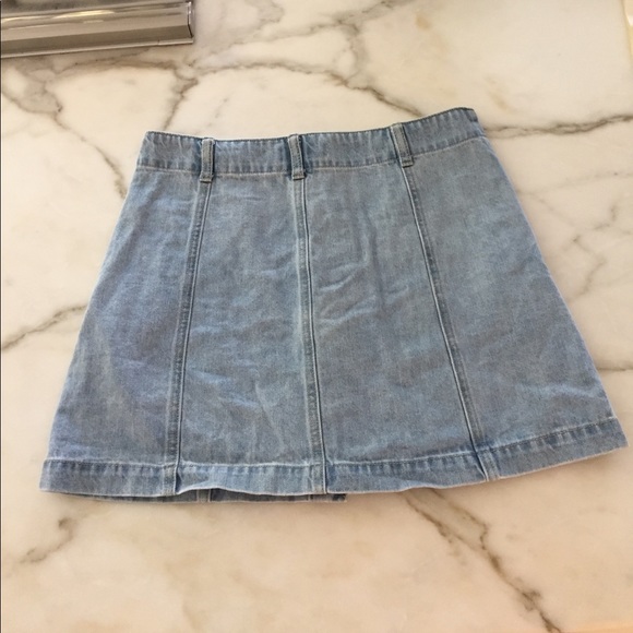 Women's faded denim button-up mini skirt - Picture 2 of 3