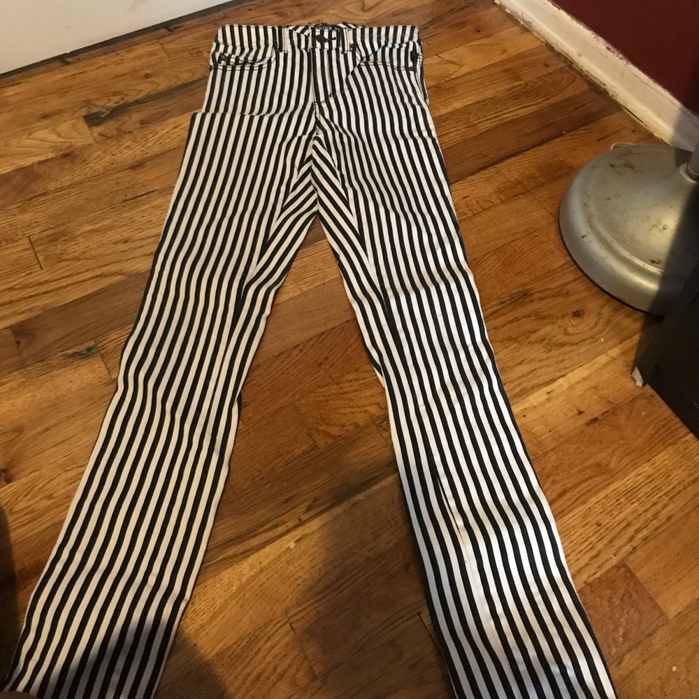Black and white stripped high waisted jeans