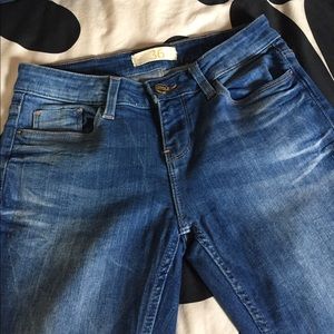 medium wash skinny jeans with zipper detail