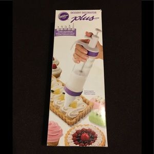 Wilton dessert decorator plus