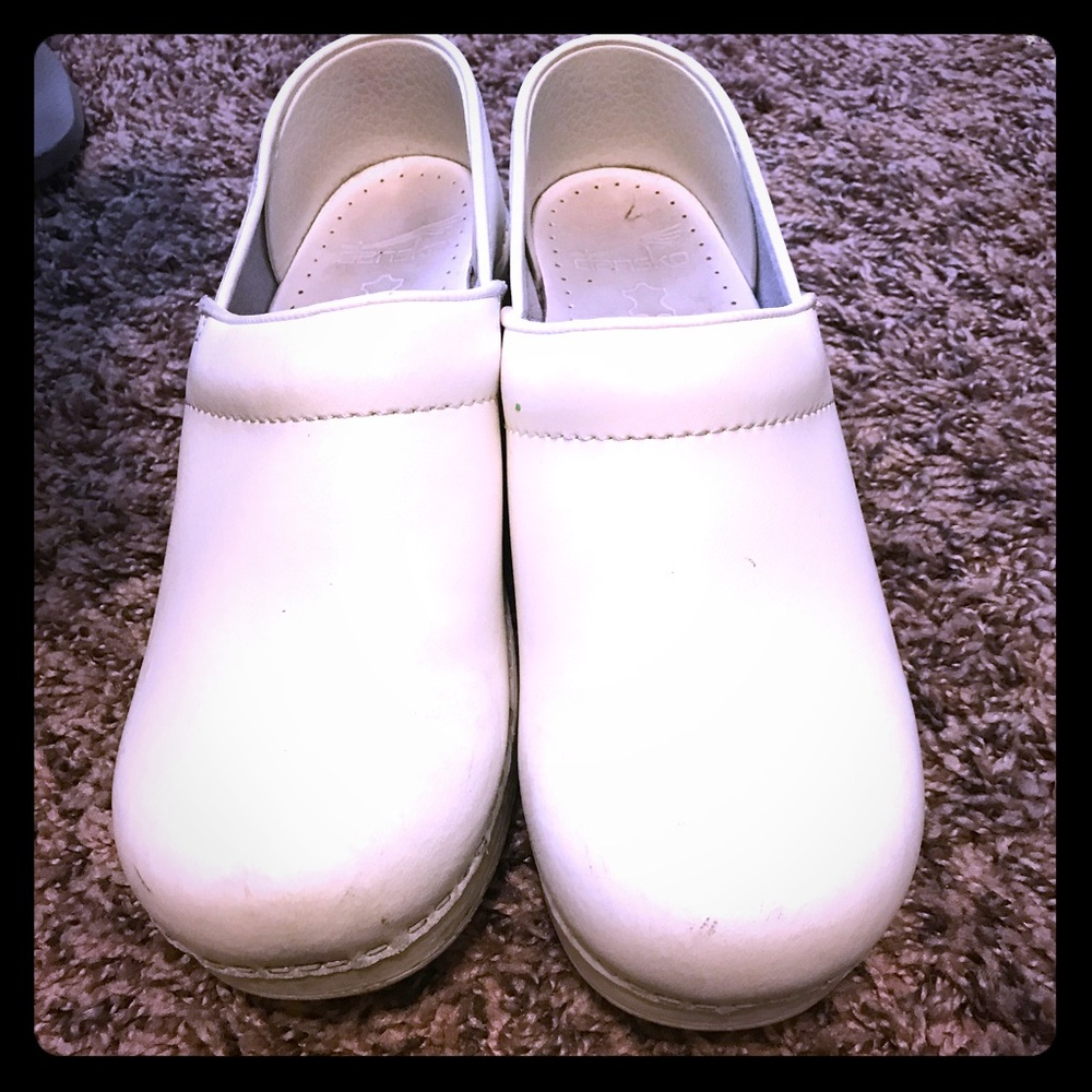 Dansko nursing shoes white