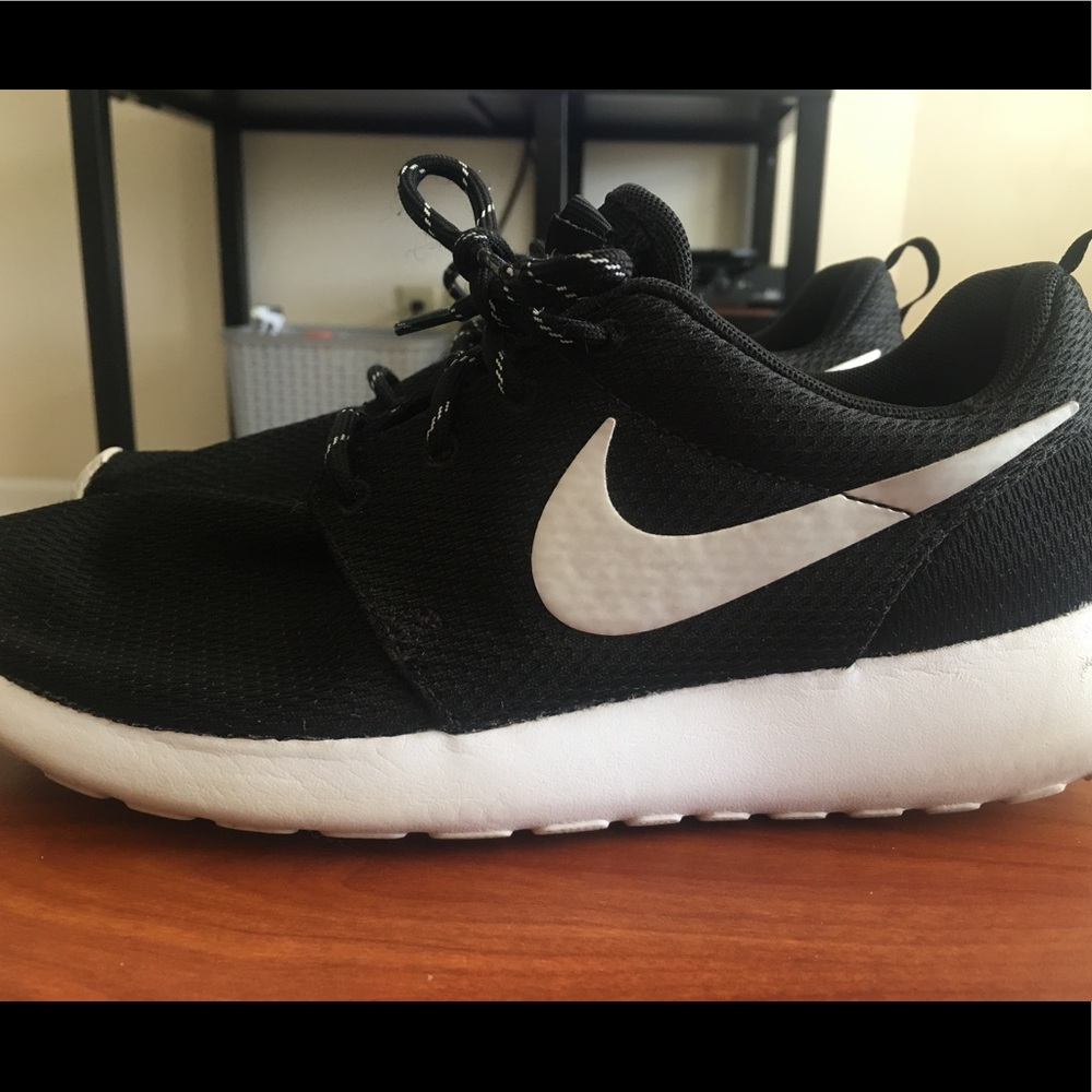 Black Nike Roshe