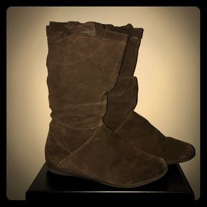 Mid-calf brown boots with bow