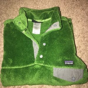 Awesome green Patagonia pullover!