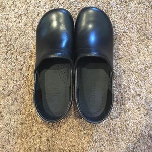 Offers accepted! New girls clogs! No box