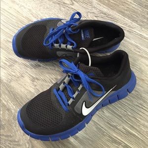 NWOT Nike Free Run 3 black/blue sneakers, sz 4Y