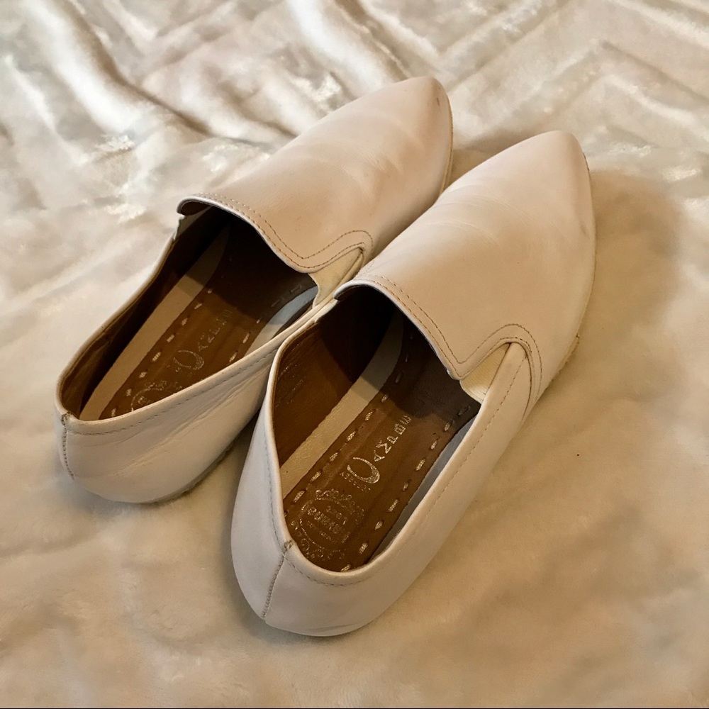 Basic white flats