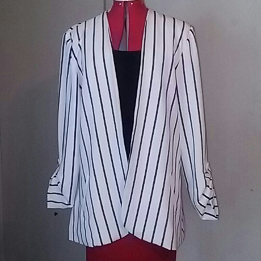 👚Black & White Blazer