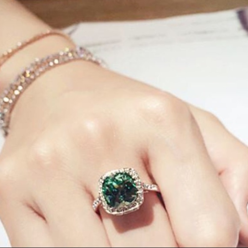 Run ❗️18k white gold filled green stone ring - Picture 1 of 5