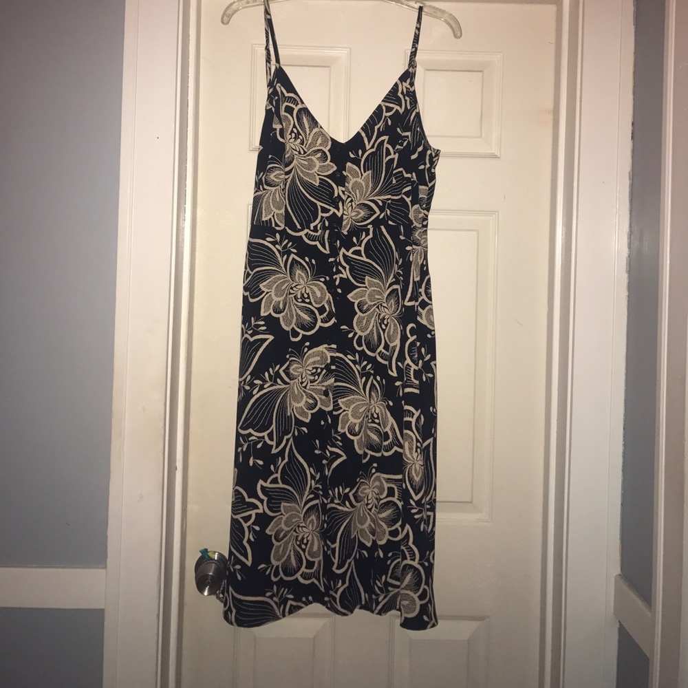 Black/cream Lulu's midi dress w/ button detail.