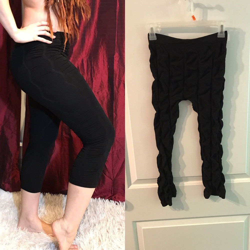 Wavy pattern tights