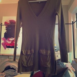 V-neck long sweater with silk pockets