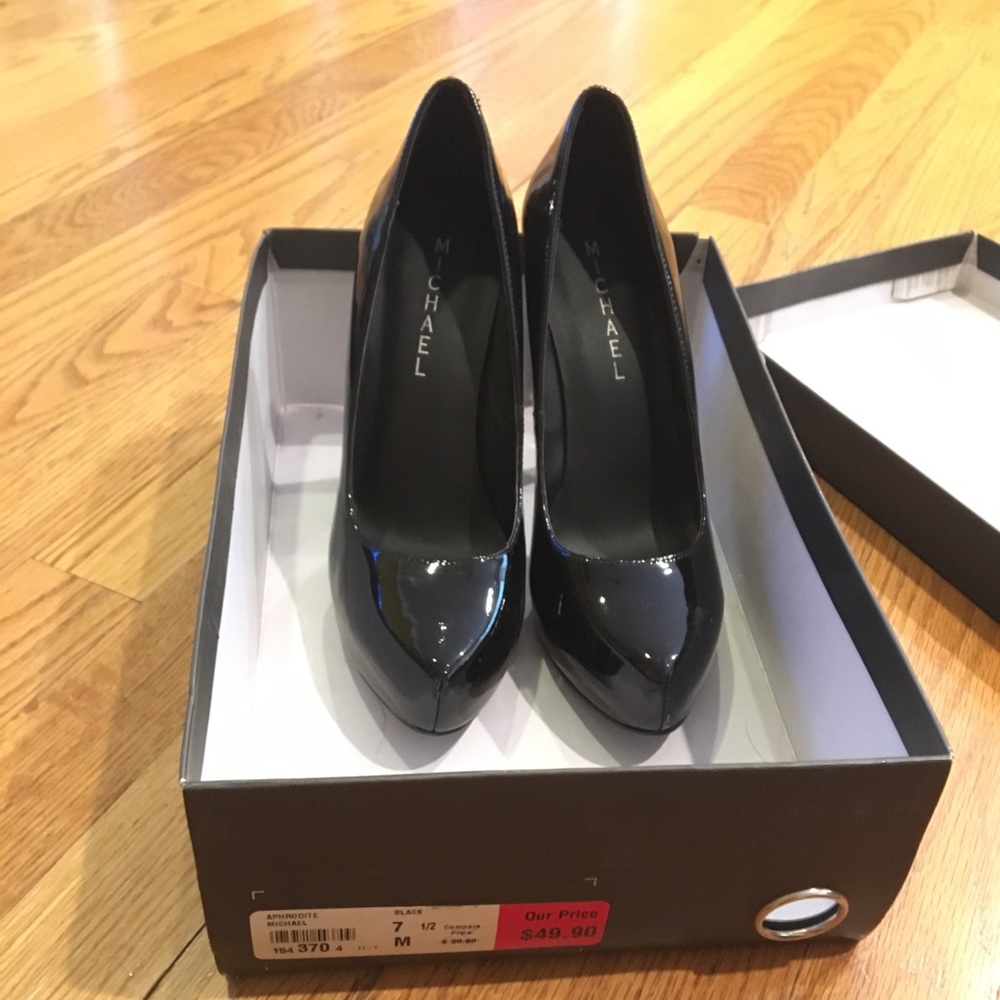 Micheal Shannon Black Pumps