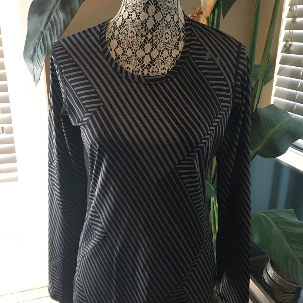 Flash sale...Women's Under Armour Top