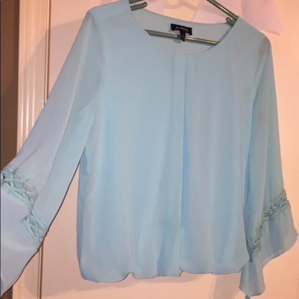 Cute flowy mint blouse