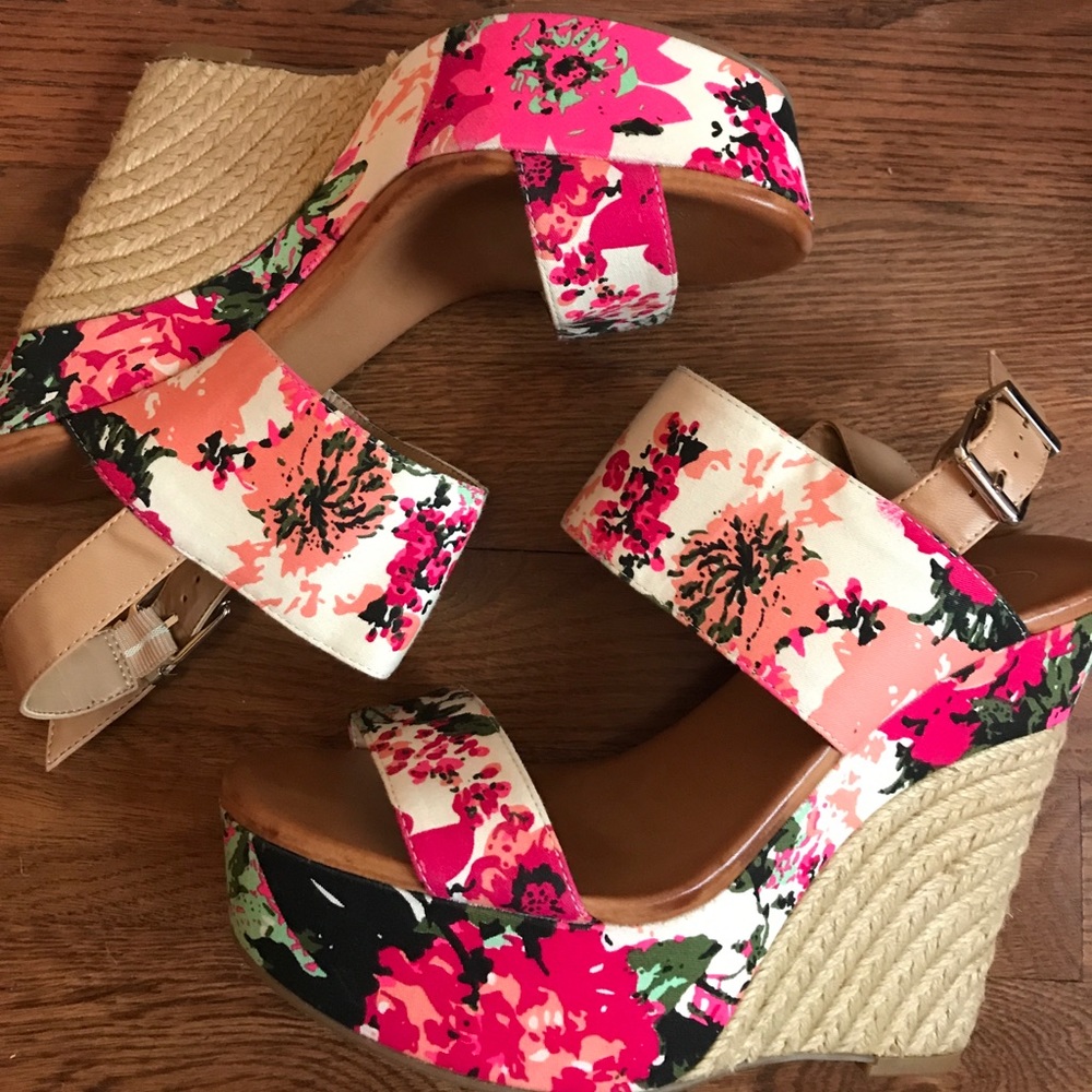 Jessica Simpson Floral Wedges - size 9