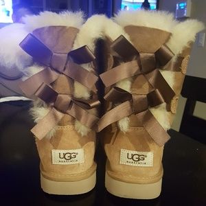 Bailey Bow Uggs chestnut woman's size6 =kids size4