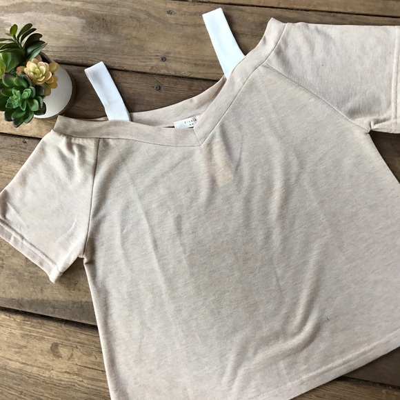 🌻NWT🌻 Elodie top - Picture 2 of 3