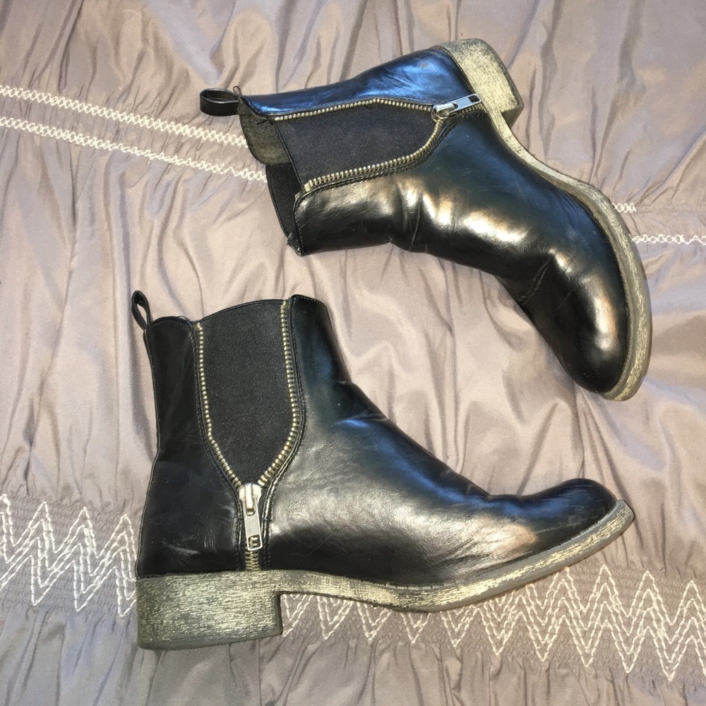 Booties with zippers