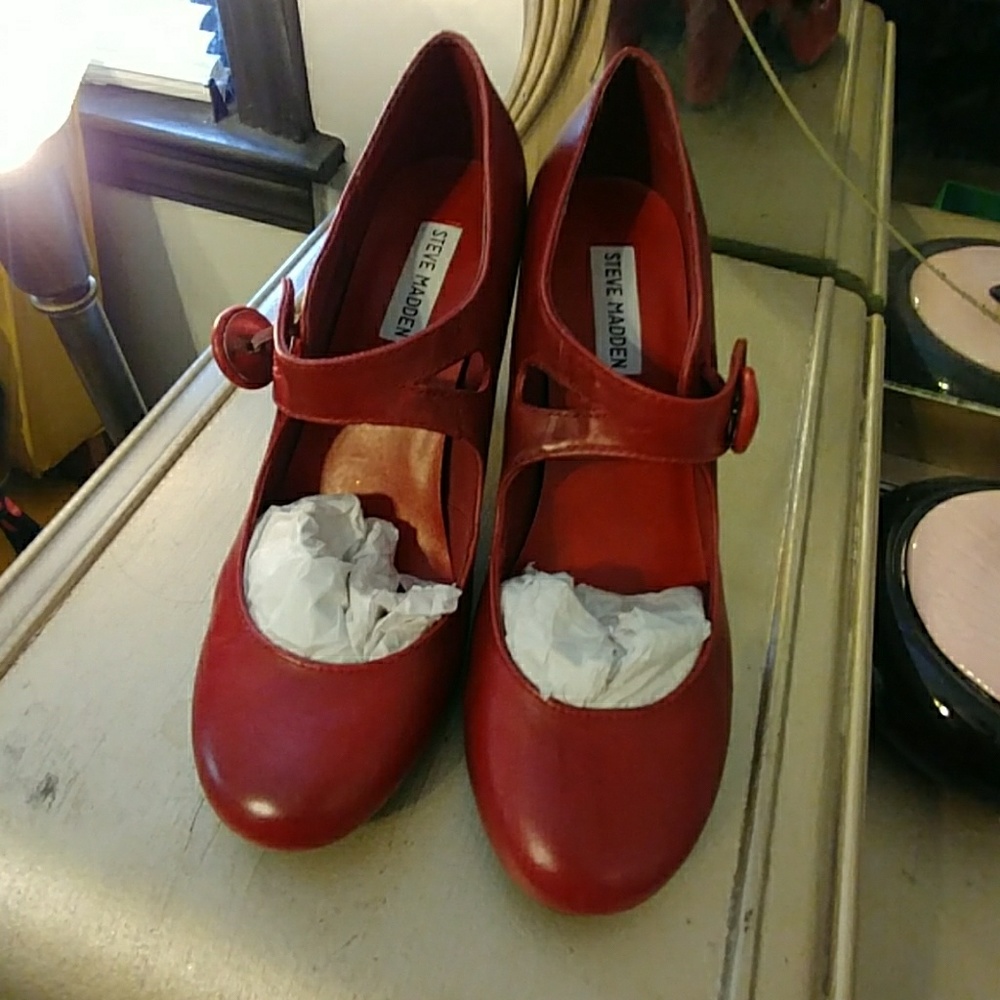 Red leather SZ 8.5 retro Steve Madden heels