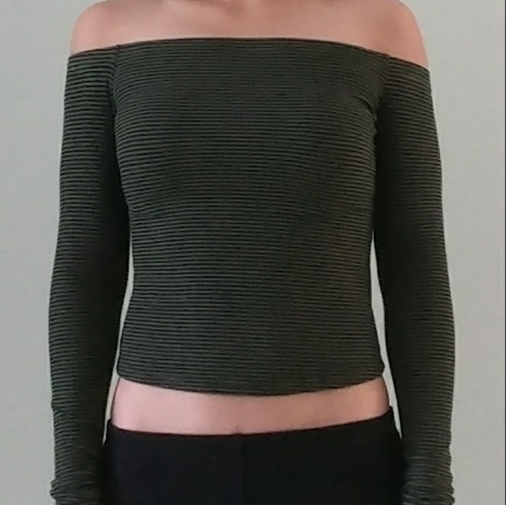💰 SOLD 💰Off-The-Shoulder Top