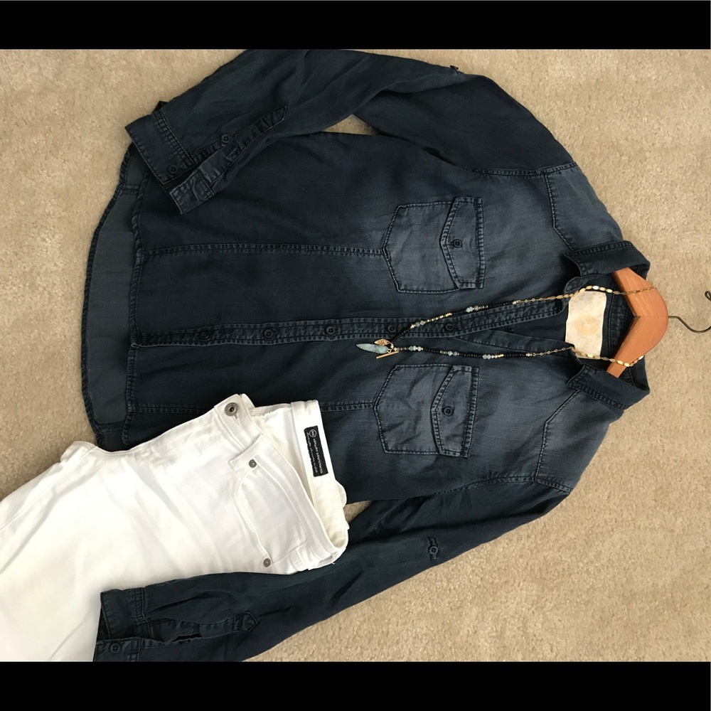 Super soft and comfy! Bella Dahl denim shirt. L