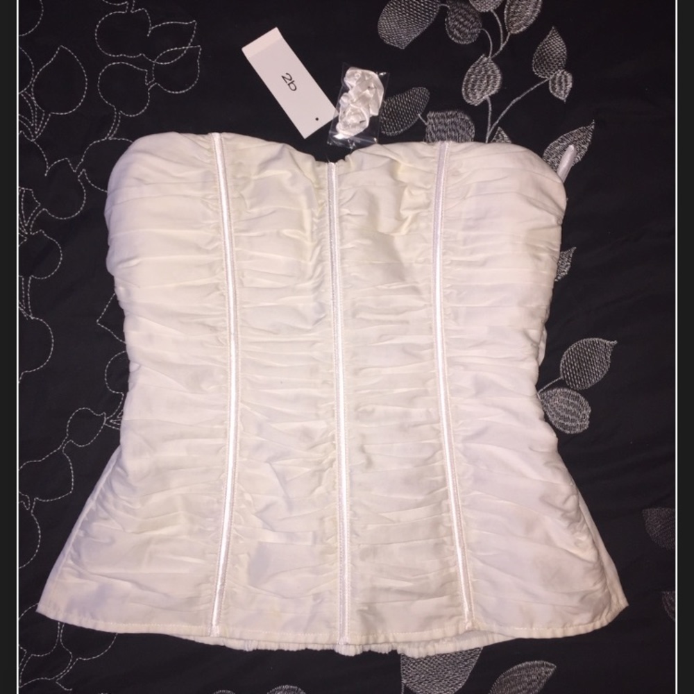 ~SOLD~ NWT 2B Bebe white strapless top, S