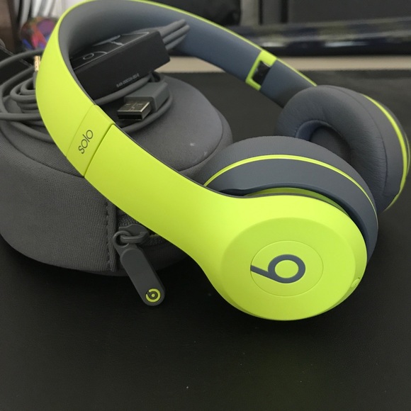Beats solo wireless headphones. - Picture 2 of 4