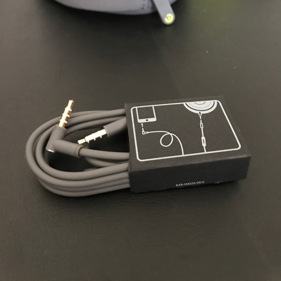 Beats solo wireless headphones. - Picture 3 of 4