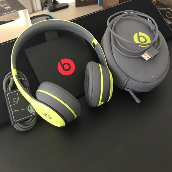 Beats solo wireless headphones. - Picture 4 of 4