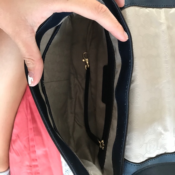 Michael Kors cross body with matching wallet - Picture 4 of 8