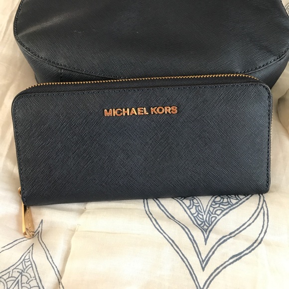 Michael Kors cross body with matching wallet - Picture 6 of 8