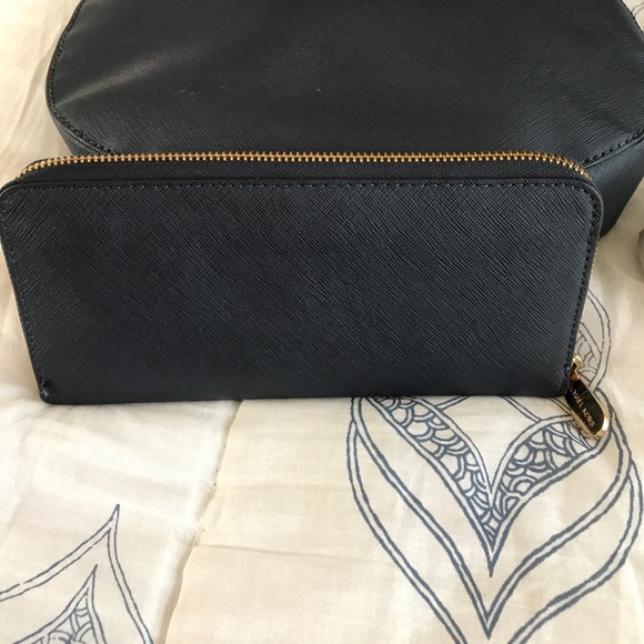 Michael Kors cross body with matching wallet - Picture 7 of 8