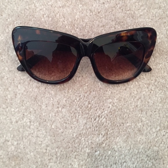 Tortoise cateye sunglasses - Picture 2 of 3