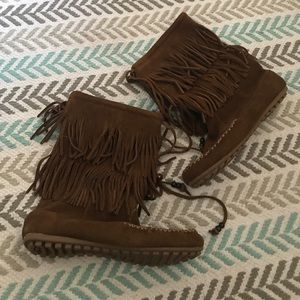 Minnetonka brown suede fringe boots