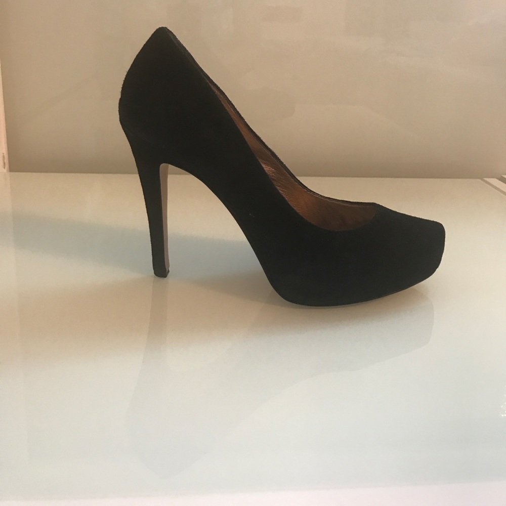 Used black bcbg pumps size 9 1/2