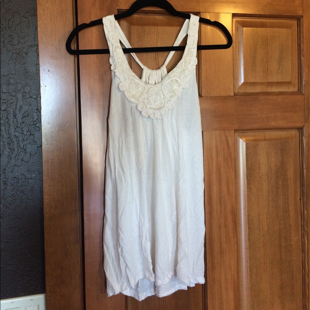 White tank top with patterned neckline