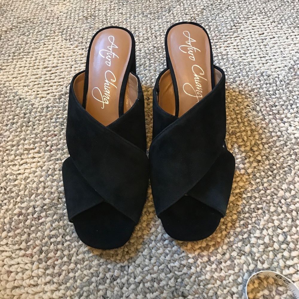 GORGEOUS SUEDE SLIDES