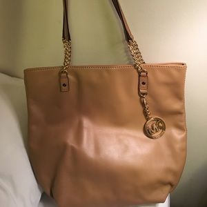 Tan with gold serial michael kors shoulder bag.
