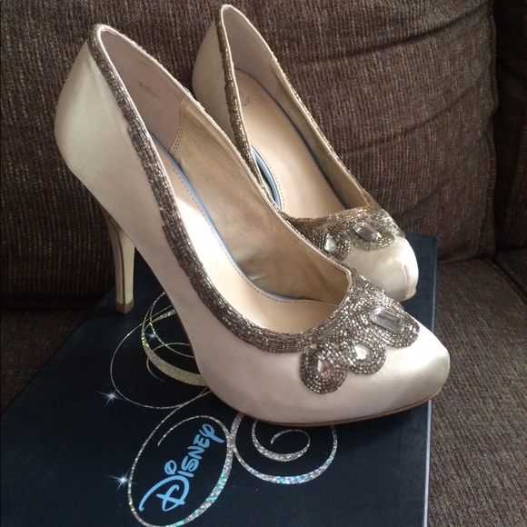 Disney Shoes - HP 🎉 Disney Ivory Heels Glass Slipper Collection