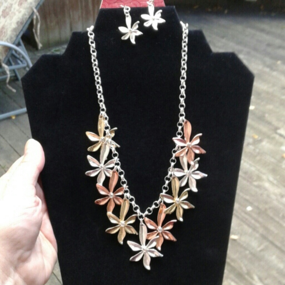 Beautiful never worn necklace & matching earrings
